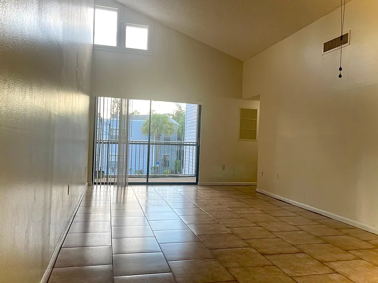 Living and dinning room, with vaulted ceiling