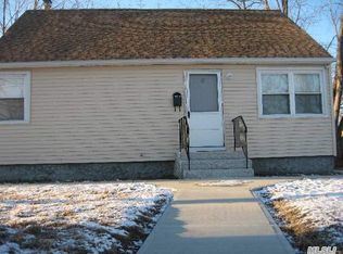 6 Locust Ct, Freeport, NY 11520