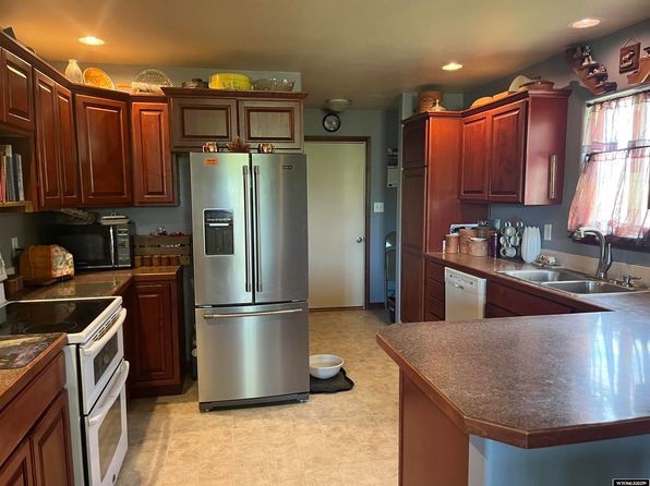 806 18th St, Wheatland, WY 82201