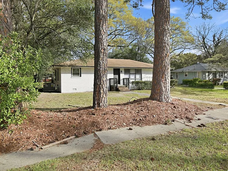 1929 W Oakland Ave — Photo 2