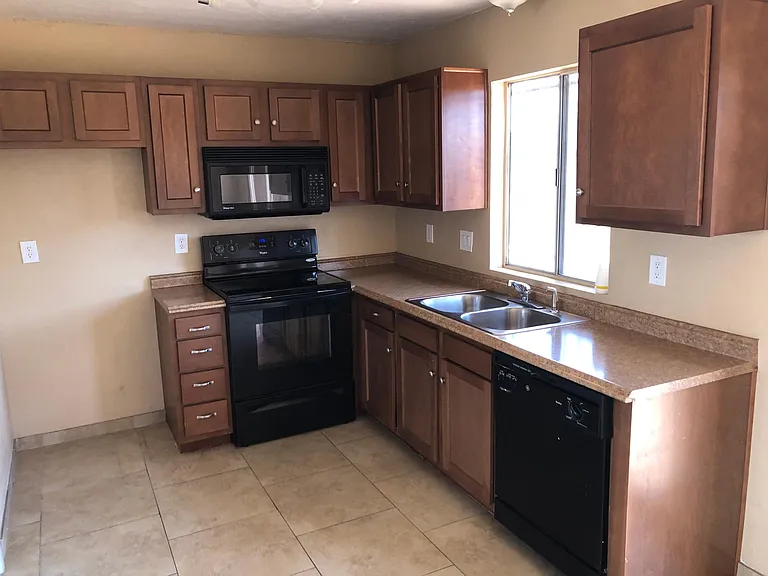 3639 S Atlin Ave — Photo 4