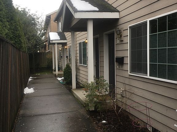 3rd image of 8046 NE Couch St APT 3