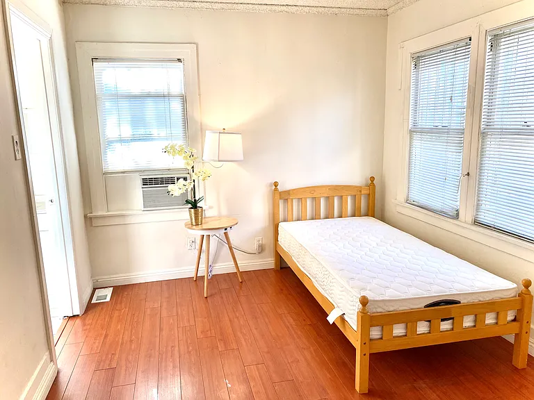 1140 W 37th Pl — Photo 4