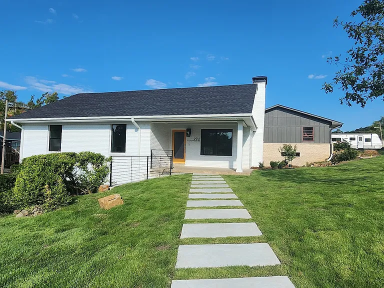 2916 Youngwood Rd — Photo 1