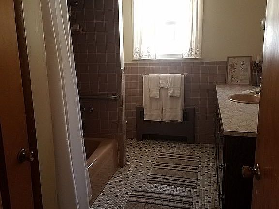 1st Floor Full Bathroom 
