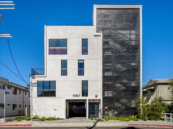 2nd image of 10657 Moorpark St #302