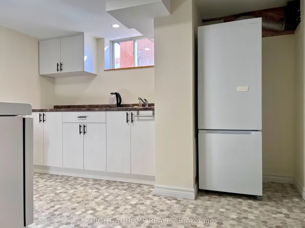 2 Thorncroft Cres, Ajax, ON L1S 2S2