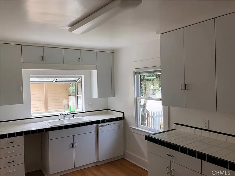 1085 Loma Dr — Photo 8