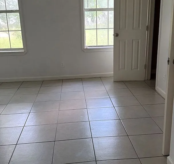 102 N Avenue C — Photo 10