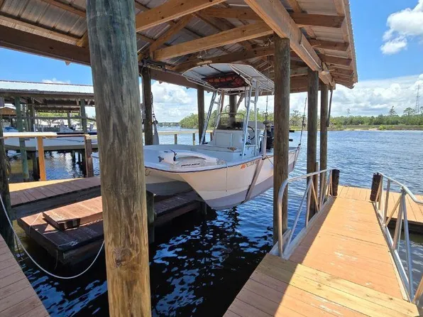 606 Riverside Dr SE, Steinhatchee, FL 32359