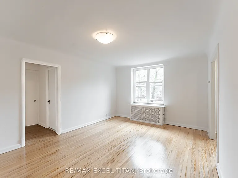 8 Mallory Gdns #35 — Photo 2