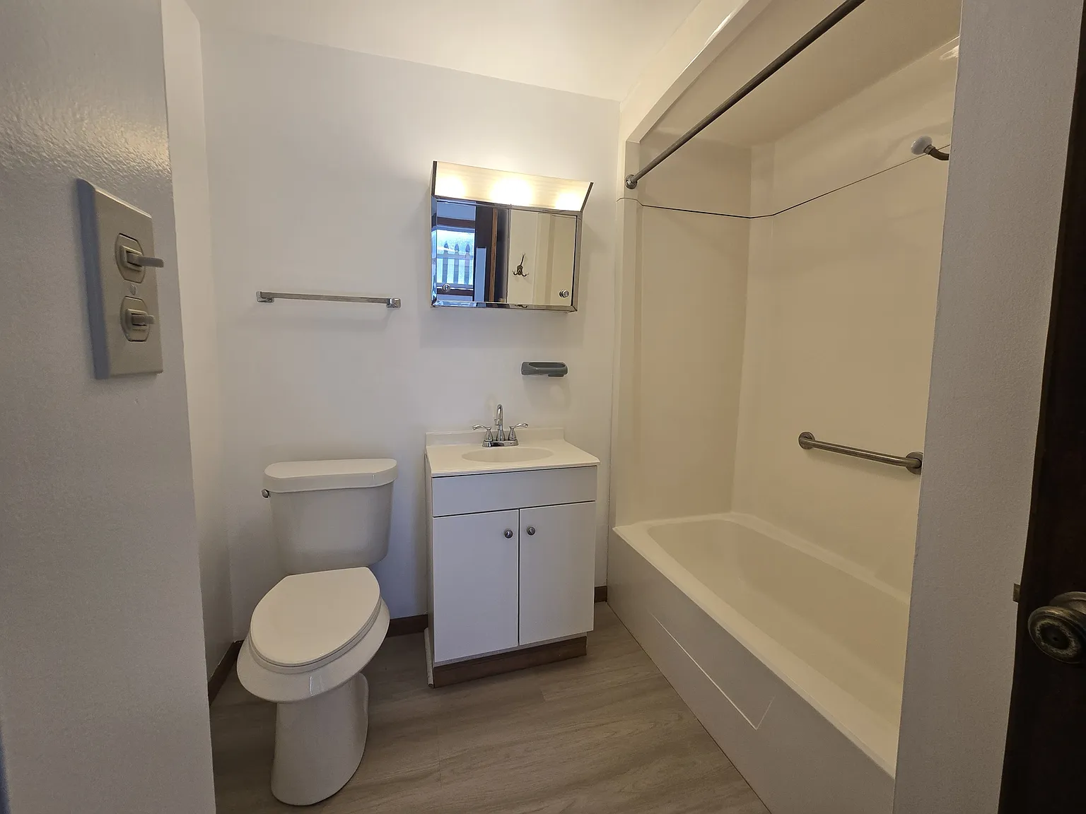 105 Hobart St — Photo 3