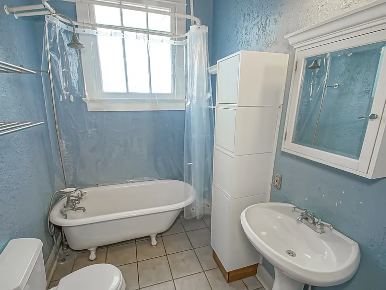 Upstairs full bathroom.