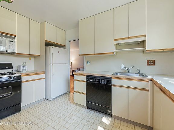 3rd image of 9326 Lorel Ave