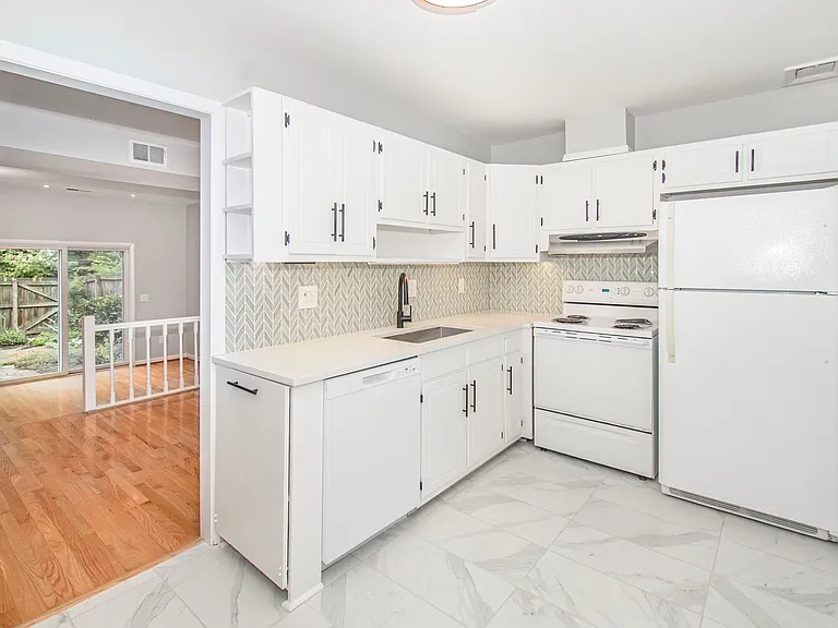 118 Camelot Ct — Photo 7