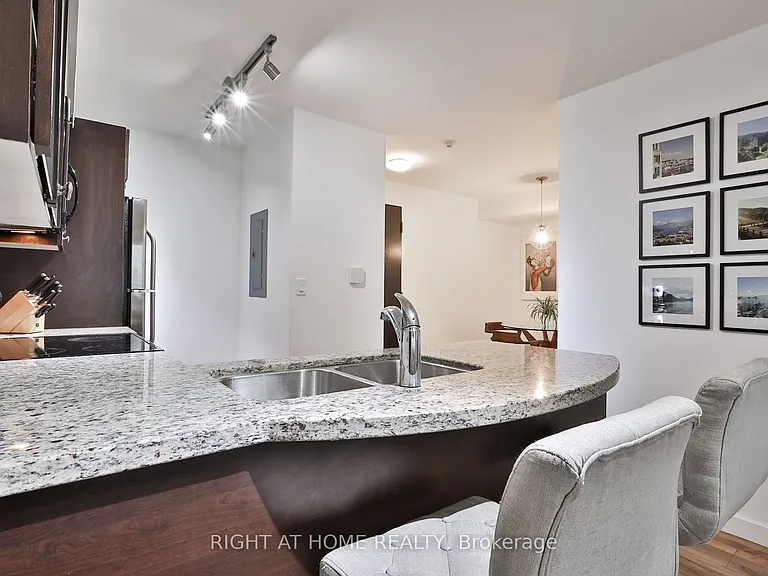 1005 King St W #613 — Photo 5
