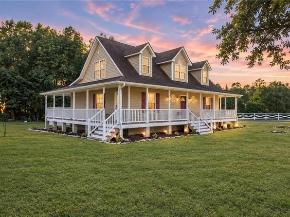 8922 Colonial Trl E, Smithfield, VA 23430