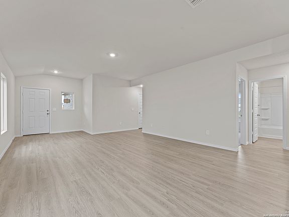 3rd image of 516 Roquefort St