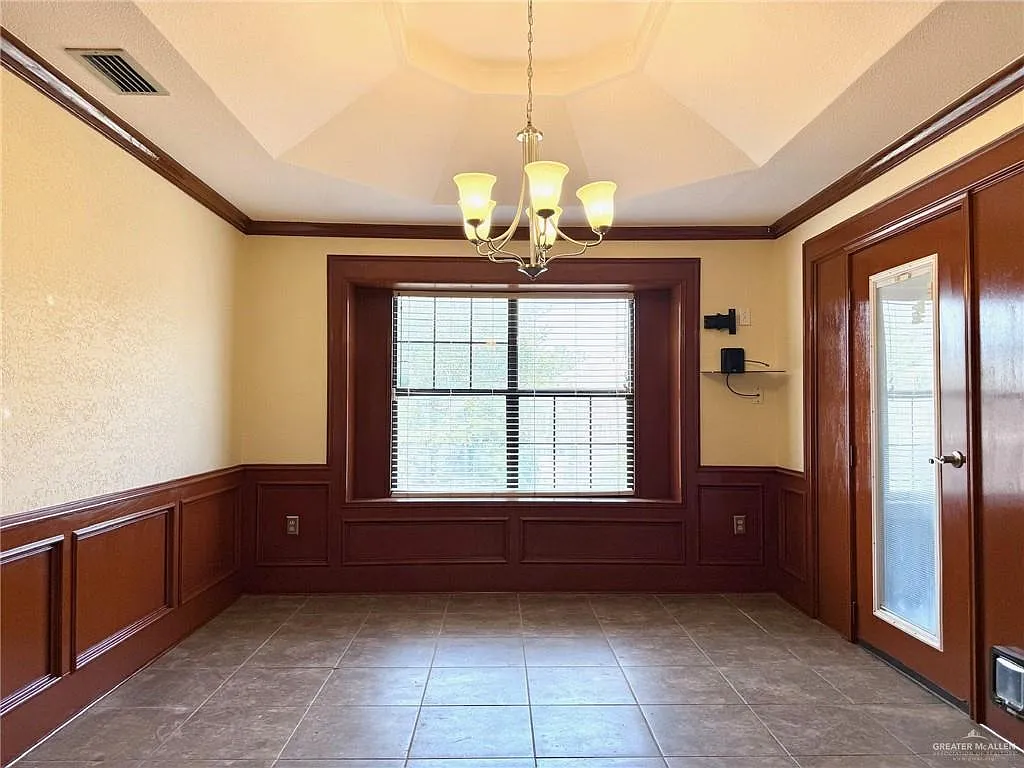 3 bed, 2.0 bath, 2341 sqft, $1,800 — Photo 3