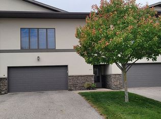 403 River Bend Dr, Mason City, IA 50401