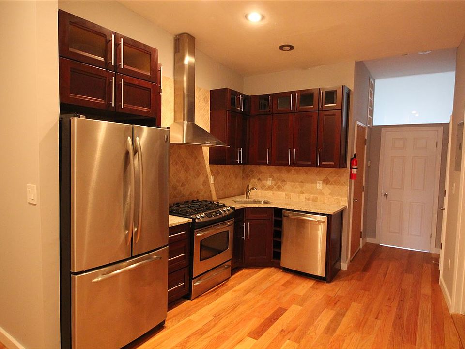 2nd image of 221 Monroe St