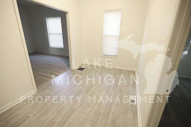 3 bed, 1.0 bath, 900 sqft, $1,695 — Photo 3