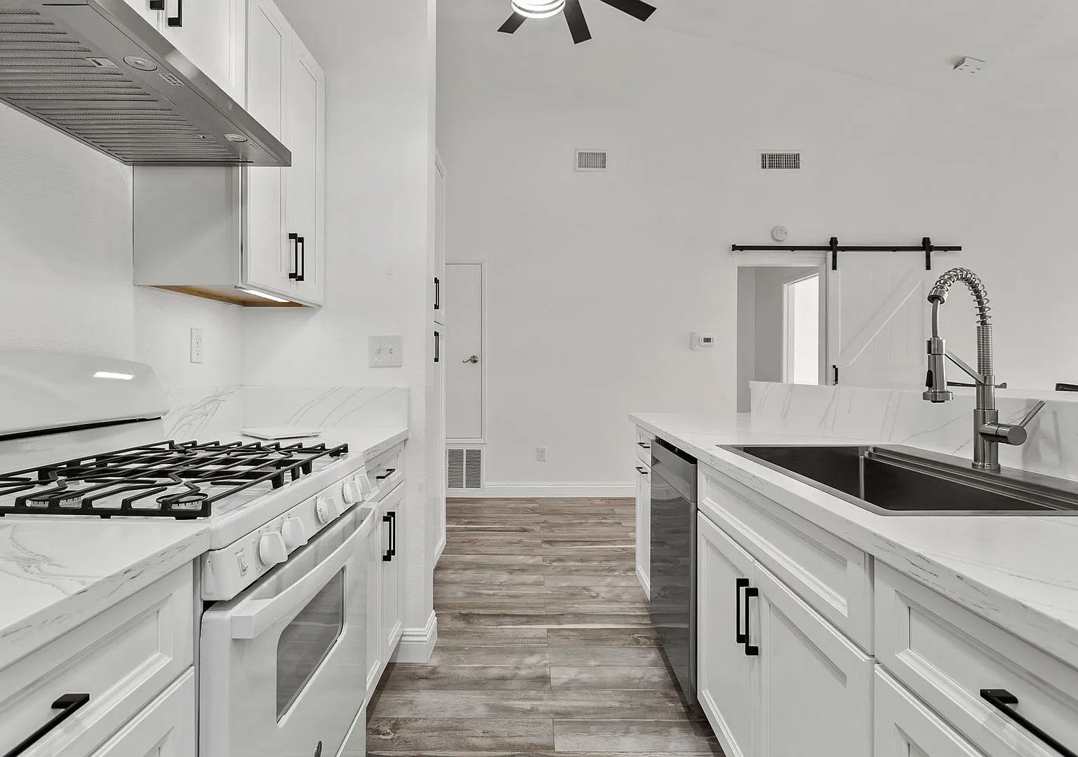 Upgraded One Bedroom Oasis In Gated Community — Photo 1
