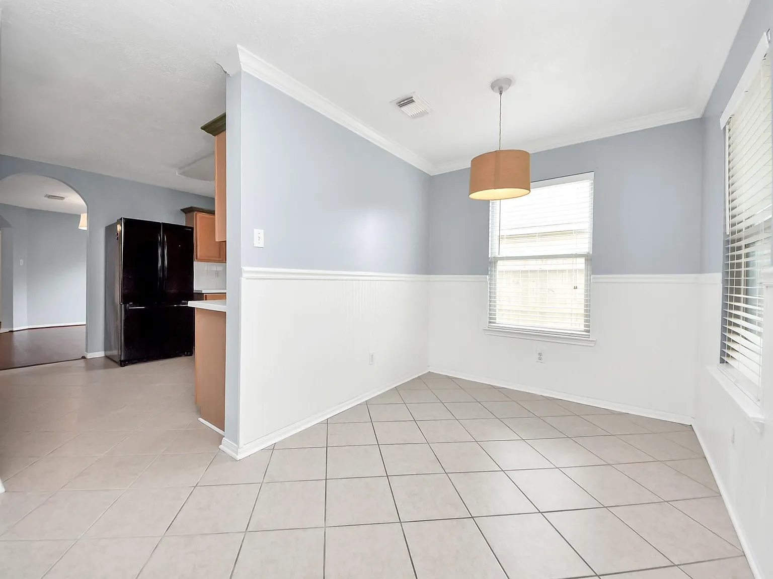 4 bed, 2.5 bath, 2664 sqft, $2,300 — Photo 4