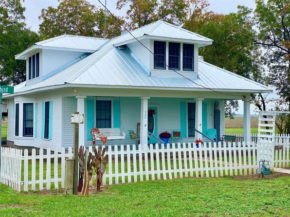 202 3rd St, Windom, TX 75492