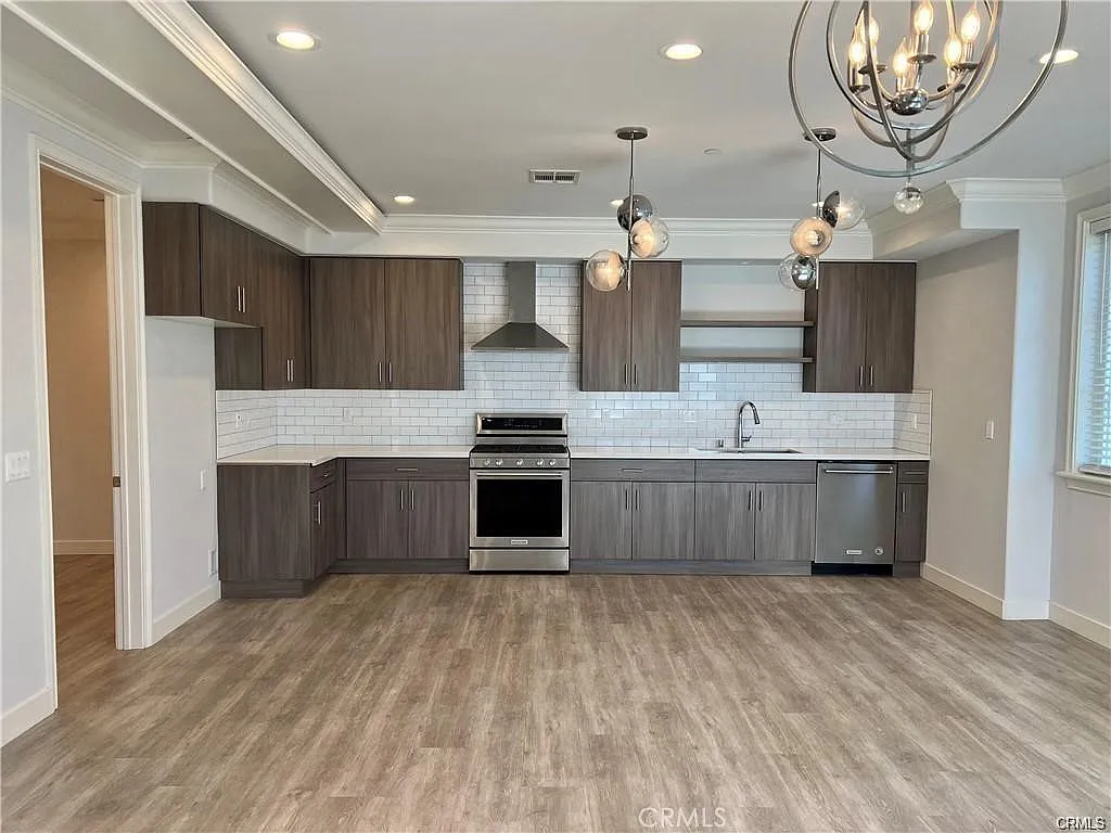 3 bed, 1590 sqft, $4,350 — Photo 3