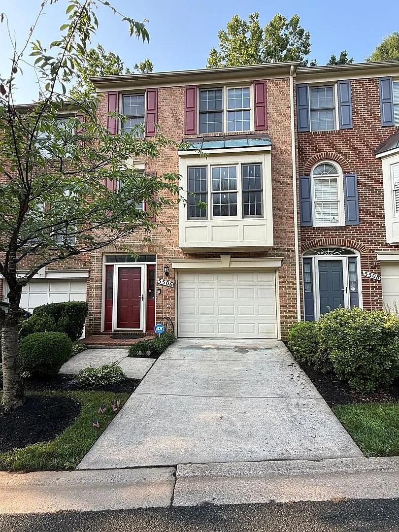 Beautiful 3 bed/3.5 Bath in ideal location! — Photo 1