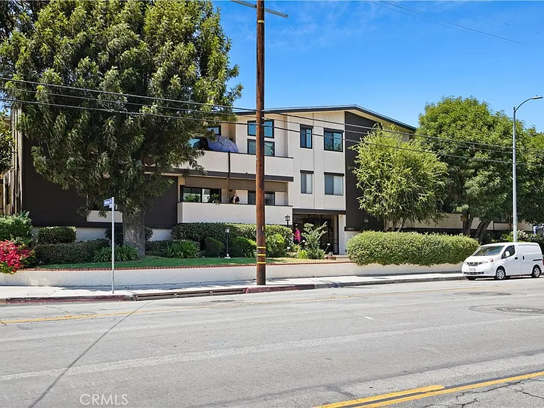 5805 Whitsett Ave #211 — Photo 2