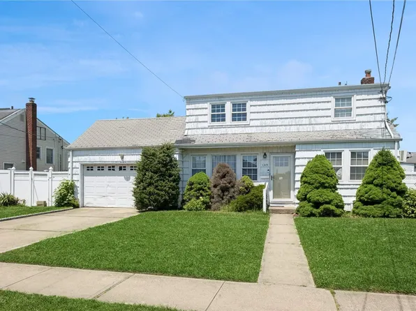 109 Pratt Street, West Babylon, NY 11704