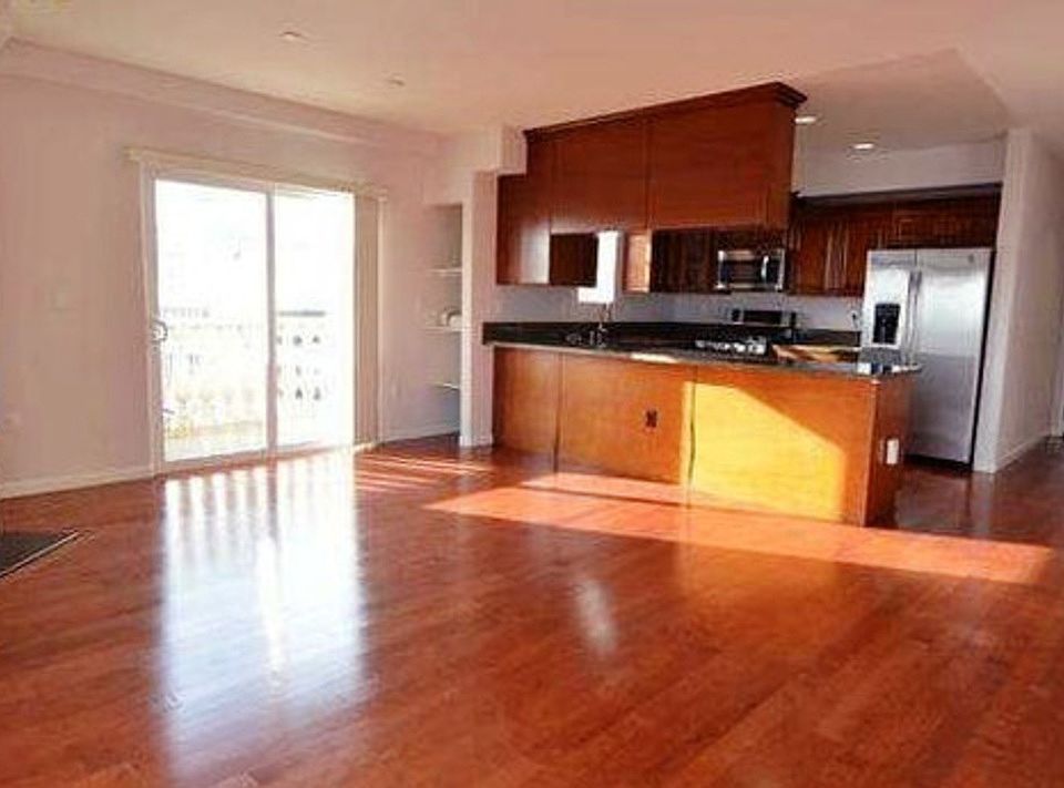 2nd image of 1026 S Oxford Ave Unit 301