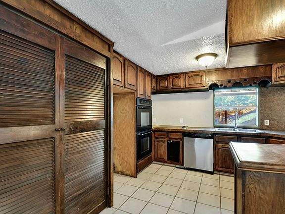 4th image of 713 Magnolia St