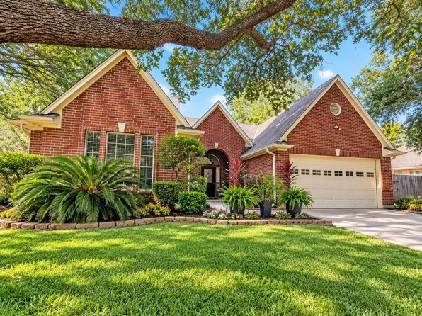 1105 E Adoue St, Alvin, TX 77511