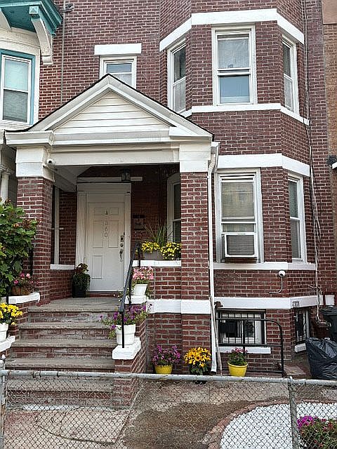 1st image of 360 E 26th St