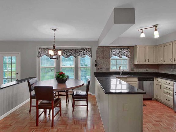 5th image of 10076 Fox Chase Dr