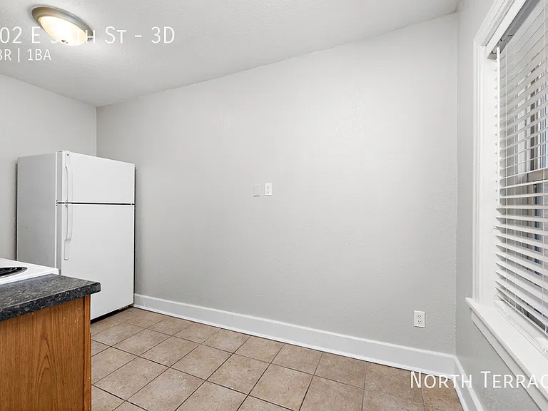 902 E 39th St — Photo 14