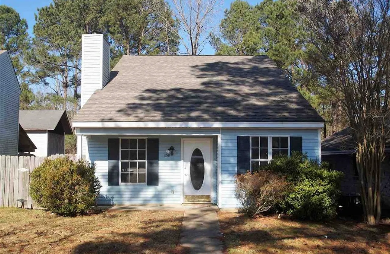 3 bed, 1200 sqft, $1,650 — Photo 1