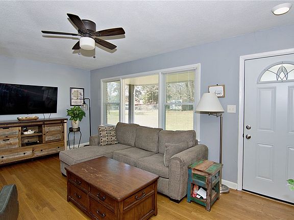 4th image of 1055 Skyline Dr