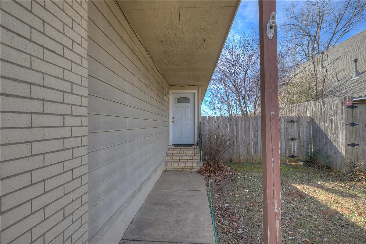 Building Photo - 1712 W 57th Pl