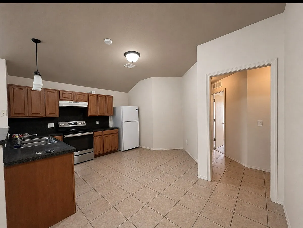3 bed, 2.0 bath, $1,425 — Photo 2