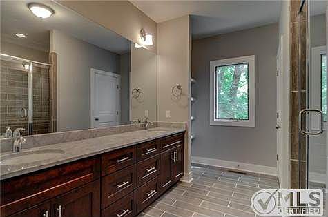 5th image of 1210B Ashwood Ave