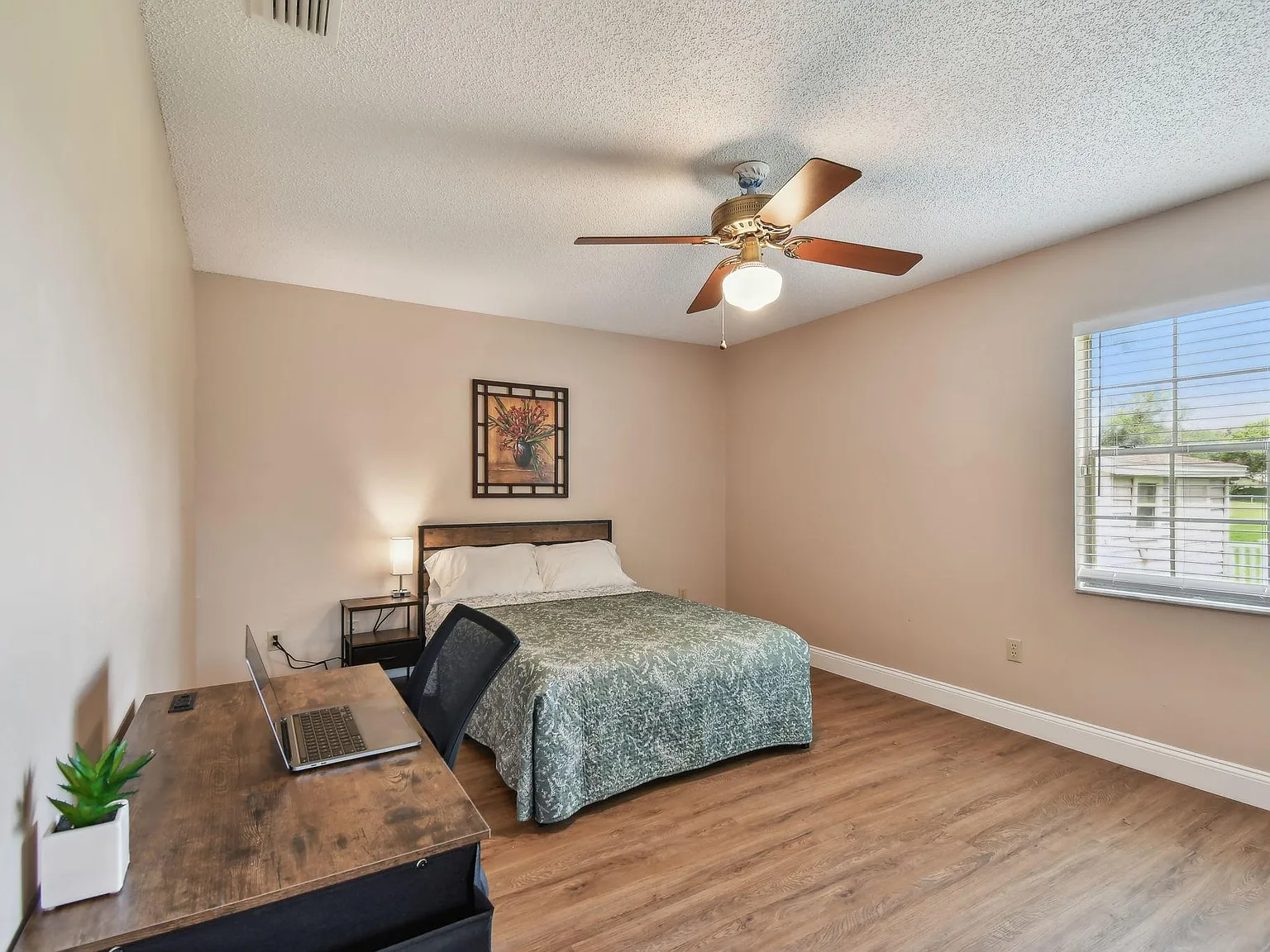 4 bed, 3.0 bath, 2326 sqft, $1,364 — Photo 2