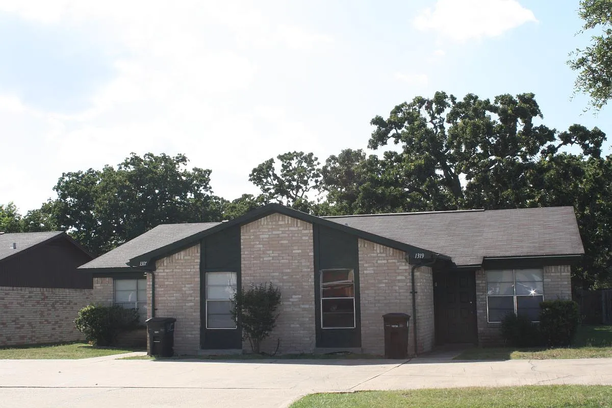 2 bed, 1100 sqft, $1,250 — Photo 2