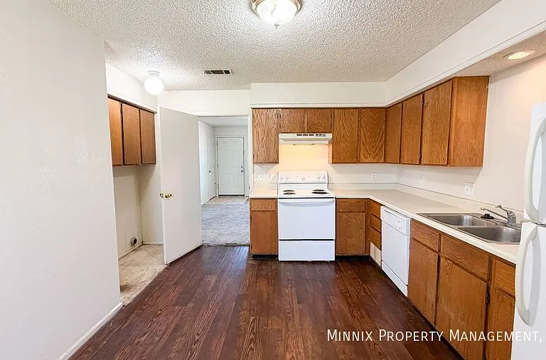 2119 S Loop 289 #B — Photo 2
