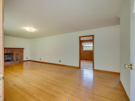 5th image of 422 Circle Dr