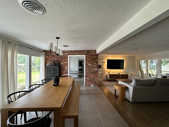3rd image of 511 Lake Shore Dr