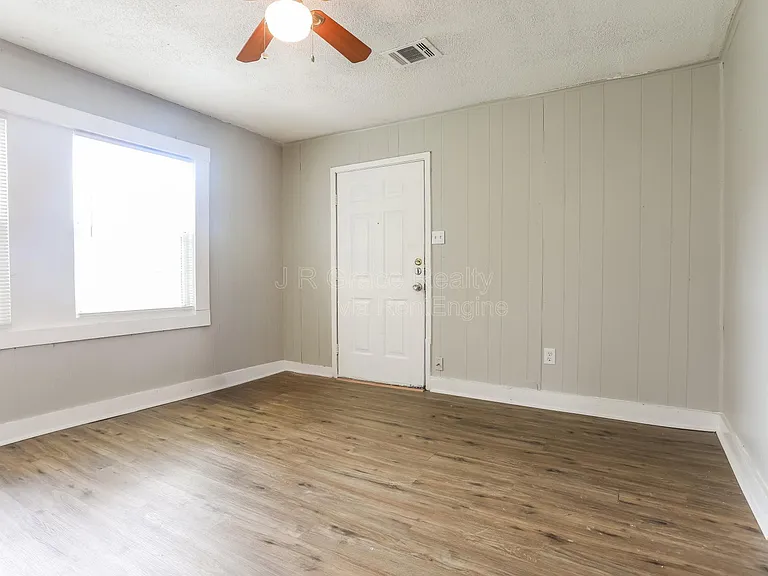 912 Clifton St — Photo 5